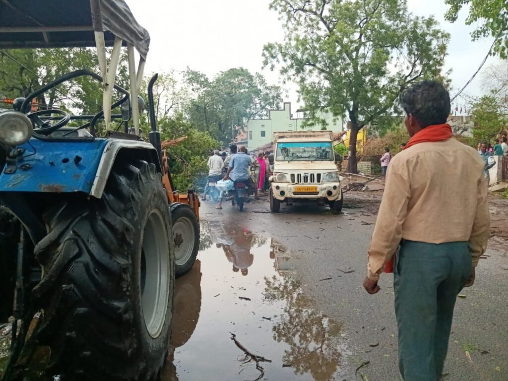 30 मिनट के तूफान ने जमकर तबाही मचाई शक्ति शहर में. पूरे जिले में जनजीवन अस्त व्यस्त. विद्युत व्यवस्था भी हुई ध्वस्त.बिजली विभाग के अधिकारी- कर्मचारी जुटे विद्युत आपूर्ति बहाल करने में. नगर पालिका शक्ति के अध्यक्ष श्याम सुंदर अग्रवाल ने भी लिया तूफान से प्रभावित क्षेत्र का जायजा. तूफान इस गति का अंदाजा नहीं था लोगों को kshititech