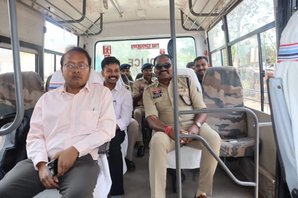 धन्यवाद कलेक्टर साहब-शक्ति जिले का प्रशासन अब डीजल- पेट्रोल की करेगा बचत. प्रधानमंत्री जी की अपील का हुआ जिले में क्रियान्वन. कलेक्टर- एसपी साहब एवं प्रशासनिक अधिकारी समाधान शिविर में पहुंचे बस में बैठकर. कलेक्टर साहब ने कहा- ईंधन की की बचत करना हम सब की सामूहिक जिम्मेदारी kshititech