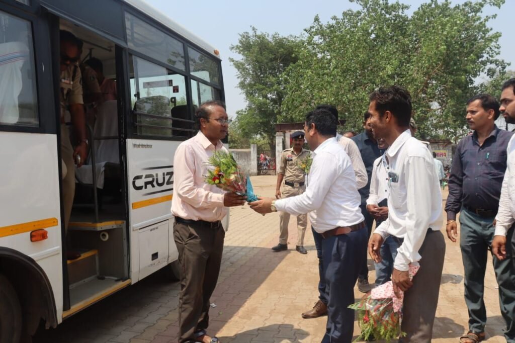 धन्यवाद कलेक्टर साहब-शक्ति जिले का प्रशासन अब डीजल- पेट्रोल की करेगा बचत. प्रधानमंत्री जी की अपील का हुआ जिले में क्रियान्वन. कलेक्टर- एसपी साहब एवं प्रशासनिक अधिकारी समाधान शिविर में पहुंचे बस में बैठकर. कलेक्टर साहब ने कहा- ईंधन की की बचत करना हम सब की सामूहिक जिम्मेदारी kshititech