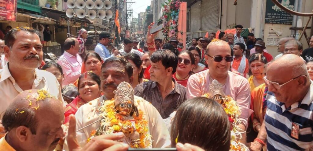 एक सदी से अधिक पुरानी आस्था की अमर गाथा को नया जीवन.श्री बांके बिहारी सहित 7 विग्रह की हुई स्थापना.भगवान श्री बांके बिहारी की निकली भव्य शोभायात्रा सैकड़ो की तादाद में श्रद्धालु झुमते नाचते दिखे. 175 साल पुराने मंदिर की संपन्न हुई विग्रह प्राण प्रतिष्ठा. ट्रस्ट के अध्यक्ष डॉ अशोक अग्रवाल ने दी जानकारी kshititech