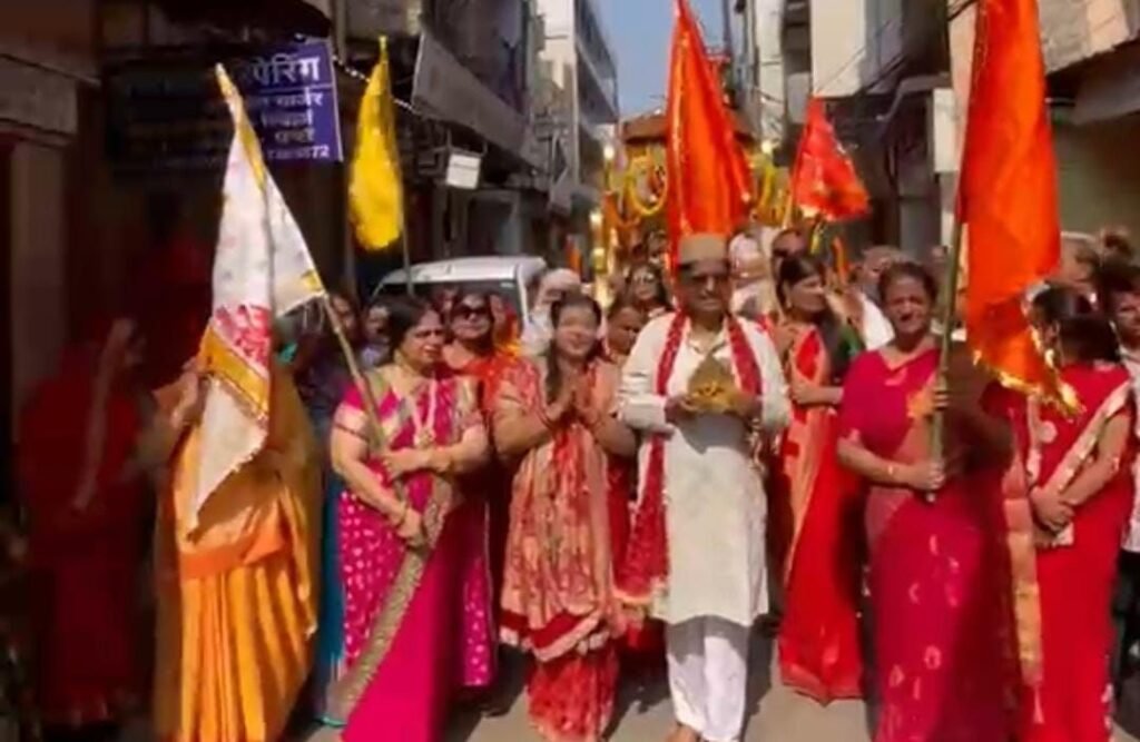 एक सदी से अधिक पुरानी आस्था की अमर गाथा को नया जीवन.श्री बांके बिहारी सहित 7 विग्रह की हुई स्थापना.भगवान श्री बांके बिहारी की निकली भव्य शोभायात्रा सैकड़ो की तादाद में श्रद्धालु झुमते नाचते दिखे. 175 साल पुराने मंदिर की संपन्न हुई विग्रह प्राण प्रतिष्ठा. ट्रस्ट के अध्यक्ष डॉ अशोक अग्रवाल ने दी जानकारी kshititech