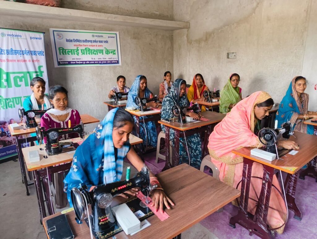 सामुदायिक विकास की सखी परियोजना-वेदांता पावर की ‘सखी परियोजना’ से महिलाओं को मिलेगी आजीविका.सक्ती जिला के तीन ग्राम पंचायतों की 120 महिलाओं को मिल रहा सिलाई का प्रशिक्षण.वेदांता पावर की पहल को उत्कृष्ट बताया प्रशिक्षु महिलाओं ने. आत्मनिर्भरता की ओर बढ़ती महिलाएं kshititech