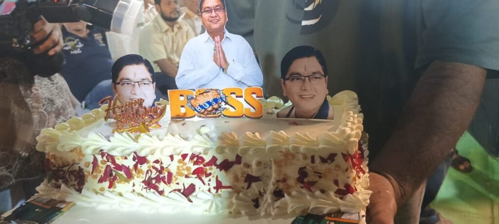 शनिवार को अपने जन्मदिन के मौके पर शक्ति&nbsp; के नगर पालिका अध्यक्ष ने किया पार्षदों के साथ वृक्षारोपण. स्वच्छता मित्रों एवं पालिका कर्मचारियों को कराया स्वल्पाहार. पार्षदों ने भी दी अध्यक्ष जी को बधाई. शुभकामनाओं से अभिभूत श्याम सुंदर ने कहा- हम सब मिलकर करेंगे शहर का विकास kshititech