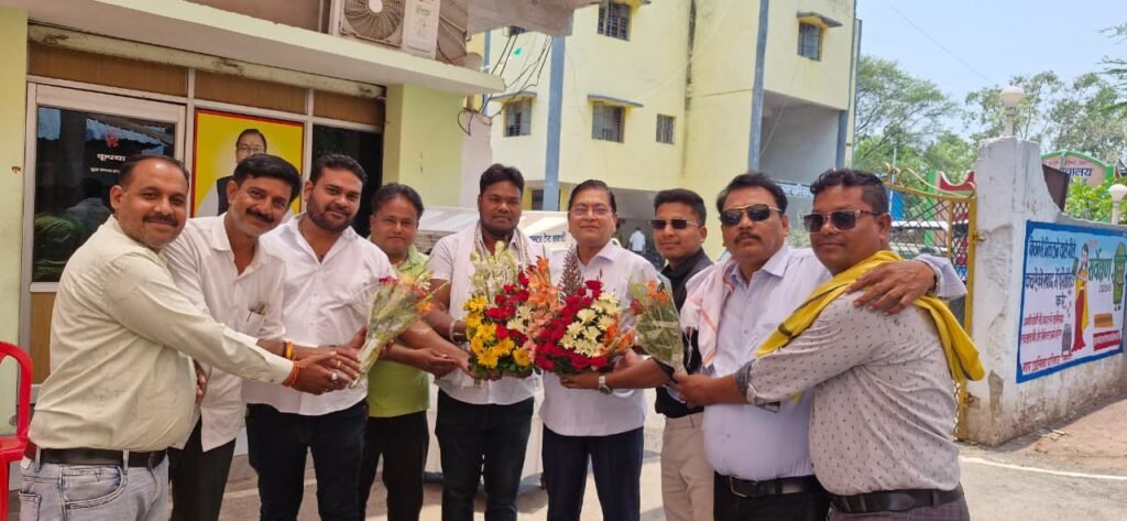शनिवार को अपने जन्मदिन के मौके पर शक्ति&nbsp; के नगर पालिका अध्यक्ष ने किया पार्षदों के साथ वृक्षारोपण. स्वच्छता मित्रों एवं पालिका कर्मचारियों को कराया स्वल्पाहार. पार्षदों ने भी दी अध्यक्ष जी को बधाई. शुभकामनाओं से अभिभूत श्याम सुंदर ने कहा- हम सब मिलकर करेंगे शहर का विकास kshititech
