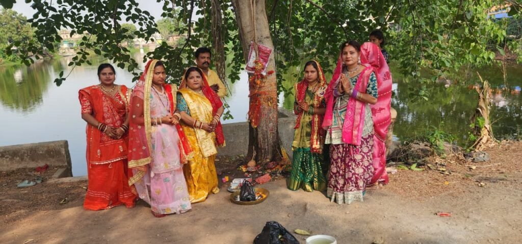 शक्ति जिले में उत्साह के साथ महिलाओं ने मनाया वट सावित्री पूजा का पर्व. छत्तीसगढ़ प्रदेश घर वापसी प्रमुख अंजू ग़बेल ने कहा- वट वृक्ष की पूजा होती है ईश्वर की साक्षात आराधना. अंजू ने भी महिलाओं के साथ करी वट सावित्री की पूजा kshititech