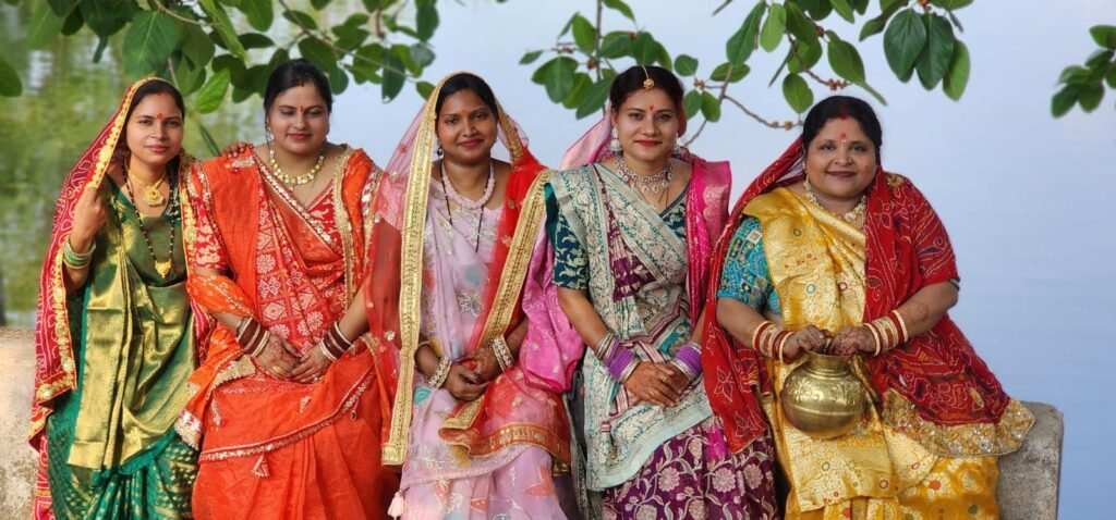 शक्ति जिले में उत्साह के साथ महिलाओं ने मनाया वट सावित्री पूजा का पर्व. छत्तीसगढ़ प्रदेश घर वापसी प्रमुख अंजू ग़बेल ने कहा- वट वृक्ष की पूजा होती है ईश्वर की साक्षात आराधना. अंजू ने भी महिलाओं के साथ करी वट सावित्री की पूजा kshititech