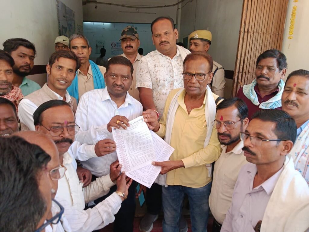 डीजल के लिए किसान हो रहे परेशान-शक्ति जिले में यूरिया. डीजल की कमी और बिजली की कटौती को लेकर भारतीय किसान संघ ने 18 मई को जिले के कलेक्टर एवं सांसद को सौंपा ज्ञापन. किसानों का फूटा गुस्सा. नहरो की मरम्मत करवाने की भी रखी मांग kshititech