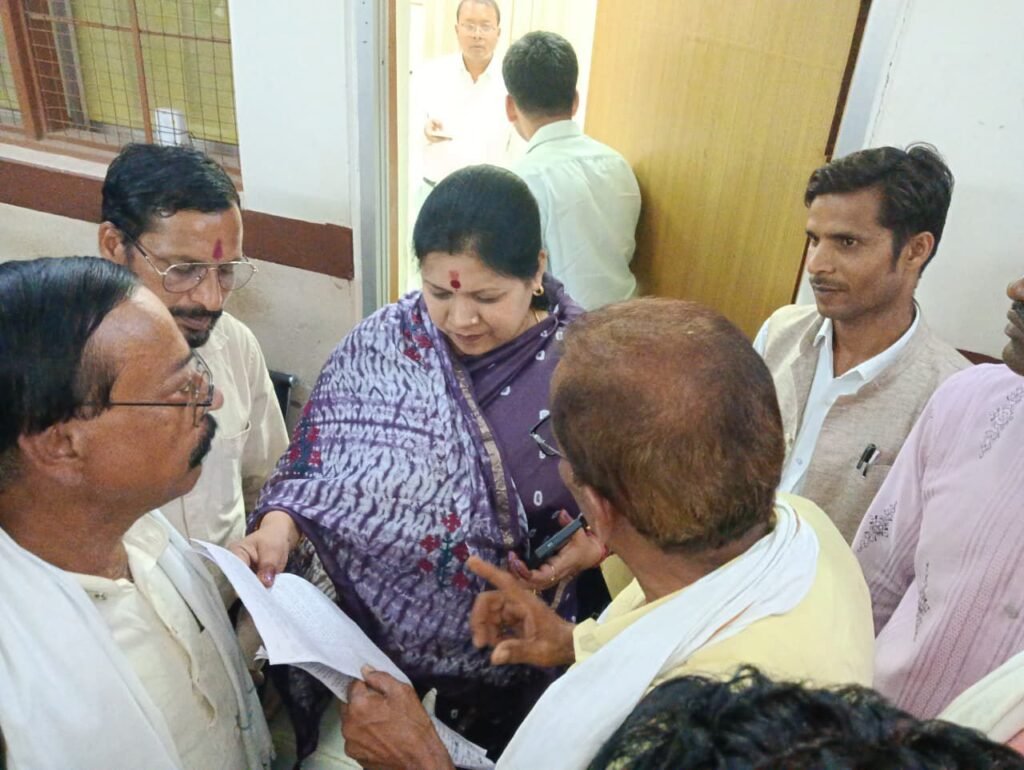 डीजल के लिए किसान हो रहे परेशान-शक्ति जिले में यूरिया. डीजल की कमी और बिजली की कटौती को लेकर भारतीय किसान संघ ने 18 मई को जिले के कलेक्टर एवं सांसद को सौंपा ज्ञापन. किसानों का फूटा गुस्सा. नहरो की मरम्मत करवाने की भी रखी मांग kshititech