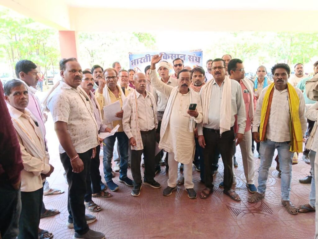 डीजल के लिए किसान हो रहे परेशान-शक्ति जिले में यूरिया. डीजल की कमी और बिजली की कटौती को लेकर भारतीय किसान संघ ने 18 मई को जिले के कलेक्टर एवं सांसद को सौंपा ज्ञापन. किसानों का फूटा गुस्सा. नहरो की मरम्मत करवाने की भी रखी मांग kshititech