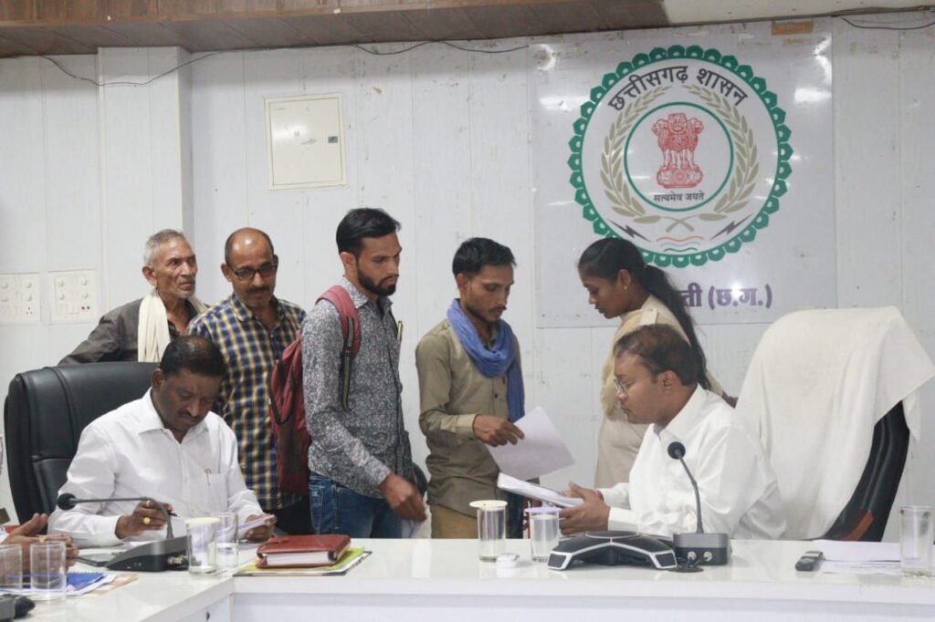टी एल की मीटिंग में कलेक्टर तो साहब ने कहा ड़ीजल पेट्रोल संकट की अफवाहों से रहे दूर.जितनी जरूरत हो उतना ही करें उपयोग. कल जिले में दवा विक्रेताओं की हड़ताल पर भी जरूरतमंदों को जिला प्रशासन उपलब्ध करवाएगा दवाइयां. कलेक्टर साहब ने दिए निर्देश. जन दर्शन में सुनी समस्याएं kshititech