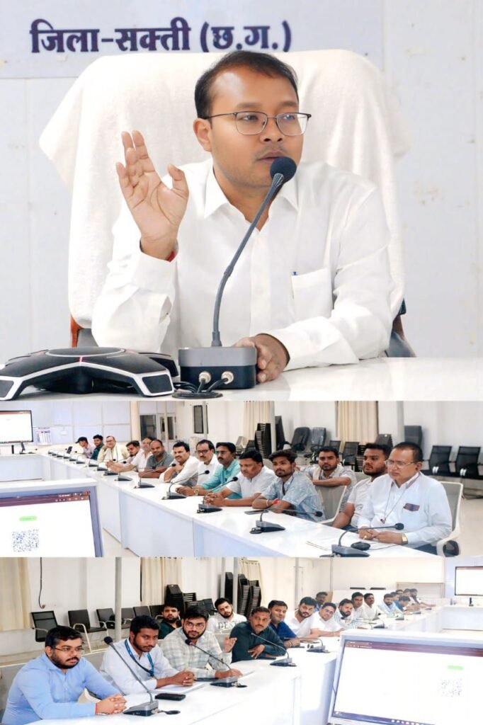 ईंधन आपूर्ति पर सख्त हुआ जिला प्रशासन-शक्ति जिले के पेट्रोल पंप संचालकों की बैठक ली कलेक्टर साहब ने.पंप संचालकों को ईंधन आपूर्ति सामान्य बनाए रखने के दिए निर्देश.डिब्बों में डीजल- पेट्रोल देने पर होगी सख्त कार्रवाई. अवैध भंडारण पर निगरानी रखेगा प्रशासन kshititech