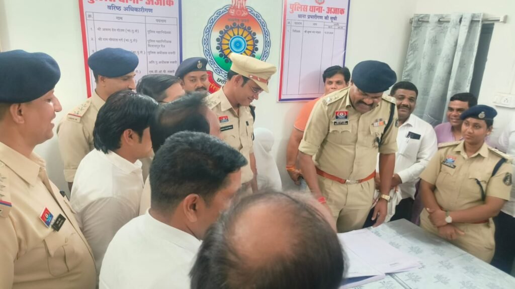 शक्ति जिले की सड़कों पर आम आदमी की सुरक्षा के लिए दौड़ेगी 112 की 08 नई गाड़ियां. पुलिस के कामों में आएगी गति. पुलिस कप्तान प्रफुल्ल ठाकुर ने दिखाई नई गाड़ियों को हरी झंडी. शक्ति पुलिस को मिली नई फॉरेंसिक वाहन kshititech