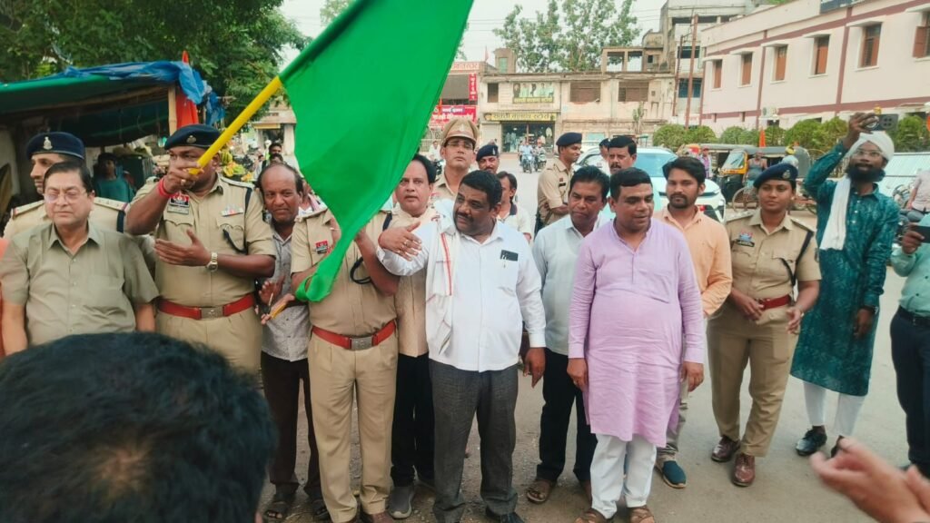शक्ति जिले की सड़कों पर आम आदमी की सुरक्षा के लिए दौड़ेगी 112 की 08 नई गाड़ियां. पुलिस के कामों में आएगी गति. पुलिस कप्तान प्रफुल्ल ठाकुर ने दिखाई नई गाड़ियों को हरी झंडी. शक्ति पुलिस को मिली नई फॉरेंसिक वाहन kshititech