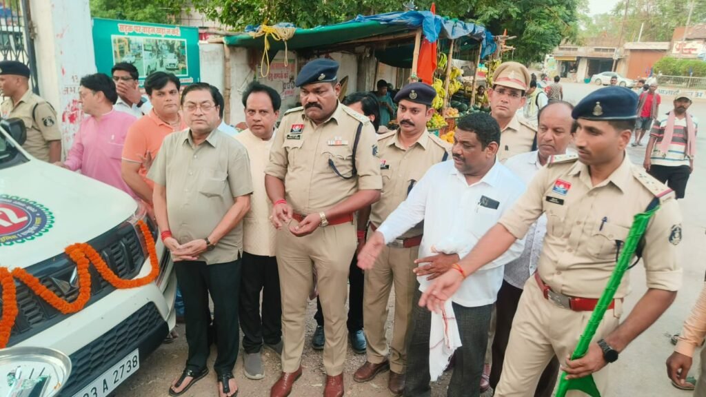 शक्ति जिले की सड़कों पर आम आदमी की सुरक्षा के लिए दौड़ेगी 112 की 08 नई गाड़ियां. पुलिस के कामों में आएगी गति. पुलिस कप्तान प्रफुल्ल ठाकुर ने दिखाई नई गाड़ियों को हरी झंडी. शक्ति पुलिस को मिली नई फॉरेंसिक वाहन kshititech