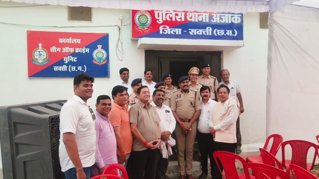 शक्ति जिले की सड़कों पर आम आदमी की सुरक्षा के लिए दौड़ेगी 112 की 08 नई गाड़ियां. पुलिस के कामों में आएगी गति. पुलिस कप्तान प्रफुल्ल ठाकुर ने दिखाई नई गाड़ियों को हरी झंडी. शक्ति पुलिस को मिली नई फॉरेंसिक वाहन kshititech