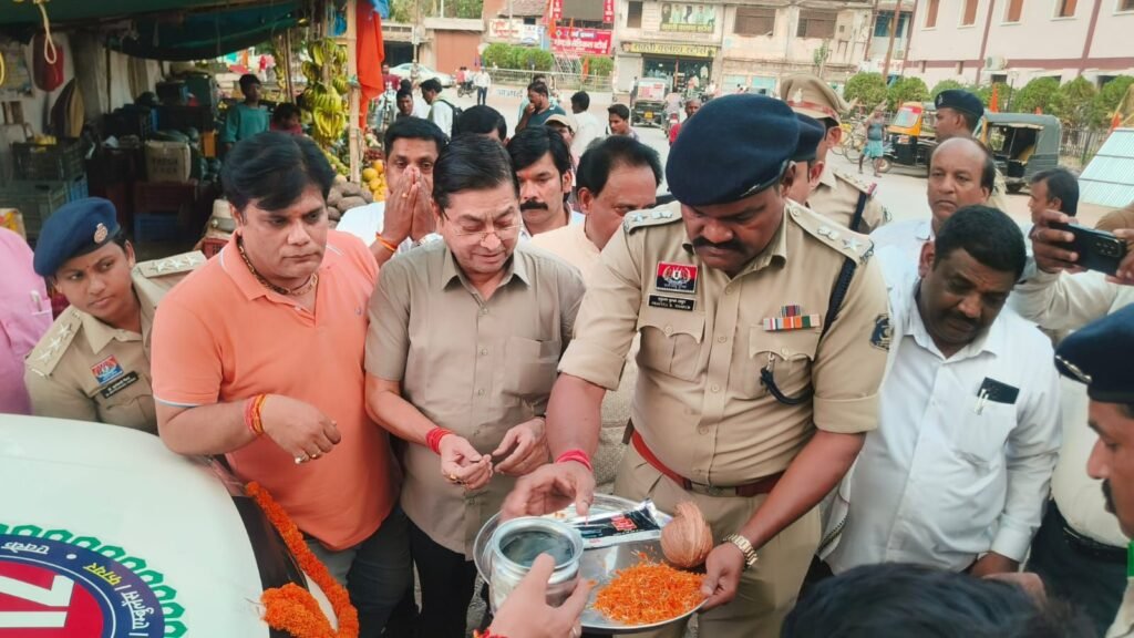शक्ति जिले की सड़कों पर आम आदमी की सुरक्षा के लिए दौड़ेगी 112 की 08 नई गाड़ियां. पुलिस के कामों में आएगी गति. पुलिस कप्तान प्रफुल्ल ठाकुर ने दिखाई नई गाड़ियों को हरी झंडी. शक्ति पुलिस को मिली नई फॉरेंसिक वाहन kshititech