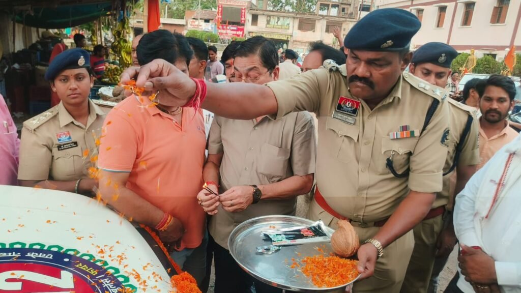 शक्ति जिले की सड़कों पर आम आदमी की सुरक्षा के लिए दौड़ेगी 112 की 08 नई गाड़ियां. पुलिस के कामों में आएगी गति. पुलिस कप्तान प्रफुल्ल ठाकुर ने दिखाई नई गाड़ियों को हरी झंडी. शक्ति पुलिस को मिली नई फॉरेंसिक वाहन kshititech