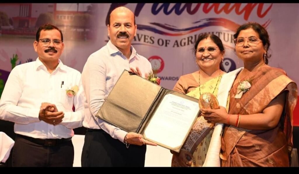 शक्ति जिले के अर्जुनी गांव की बेटी गोपिका ने कमाल कर दिया- जिस बेटी को महाविद्यालय प्रबंधन ने यह कहकर प्रवेश नहीं दिया था कि वह अकेली लड़की है. किंतु आज सात जिलों की अधिकारी है गोपिका गबेल. शक्ति से ही प्राथमिक शिक्षा ग्रहण की गोपिका ने. सामाजिक कार्यकर्ता मीनाक्षी प्रेमशंकर गबेल की बहन है गोपीका. कृषि महाविद्यालय ने अपने 66 में स्थापना दिवस पर गोपिका को किया सम्मानित शक्ति जिले के अर्जुनी गांव की बेटी गोपिका ने कमाल कर दिया- जिस बेटी को महाविद्यालय प्रबंधन ने यह कहकर प्रवेश नहीं दिया था कि वह अकेली लड़की है. किंतु आज सात जिलों की अधिकारी है गोपिका गबेल. शक्ति से ही प्राथमिक शिक्षा ग्रहण की गोपिका ने. सामाजिक कार्यकर्ता मीनाक्षी प्रेमशंकर गबेल की बहन है गोपीका. कृषि महाविद्यालय ने अपने 66 में स्थापना दिवस पर गोपिका को किया सम्मानित kshititech