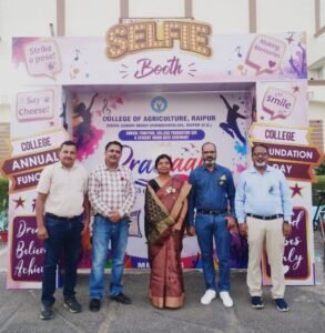 शक्ति जिले के अर्जुनी गांव की बेटी गोपिका ने कमाल कर दिया- जिस बेटी को महाविद्यालय प्रबंधन ने यह कहकर प्रवेश नहीं दिया था कि वह अकेली लड़की है. किंतु आज सात जिलों की अधिकारी है गोपिका गबेल. शक्ति से ही प्राथमिक शिक्षा ग्रहण की गोपिका ने. सामाजिक कार्यकर्ता मीनाक्षी प्रेमशंकर गबेल की बहन है गोपीका. कृषि महाविद्यालय ने अपने 66 में स्थापना दिवस पर गोपिका को किया सम्मानित शक्ति जिले के अर्जुनी गांव की बेटी गोपिका ने कमाल कर दिया- जिस बेटी को महाविद्यालय प्रबंधन ने यह कहकर प्रवेश नहीं दिया था कि वह अकेली लड़की है. किंतु आज सात जिलों की अधिकारी है गोपिका गबेल. शक्ति से ही प्राथमिक शिक्षा ग्रहण की गोपिका ने. सामाजिक कार्यकर्ता मीनाक्षी प्रेमशंकर गबेल की बहन है गोपीका. कृषि महाविद्यालय ने अपने 66 में स्थापना दिवस पर गोपिका को किया सम्मानित kshititech