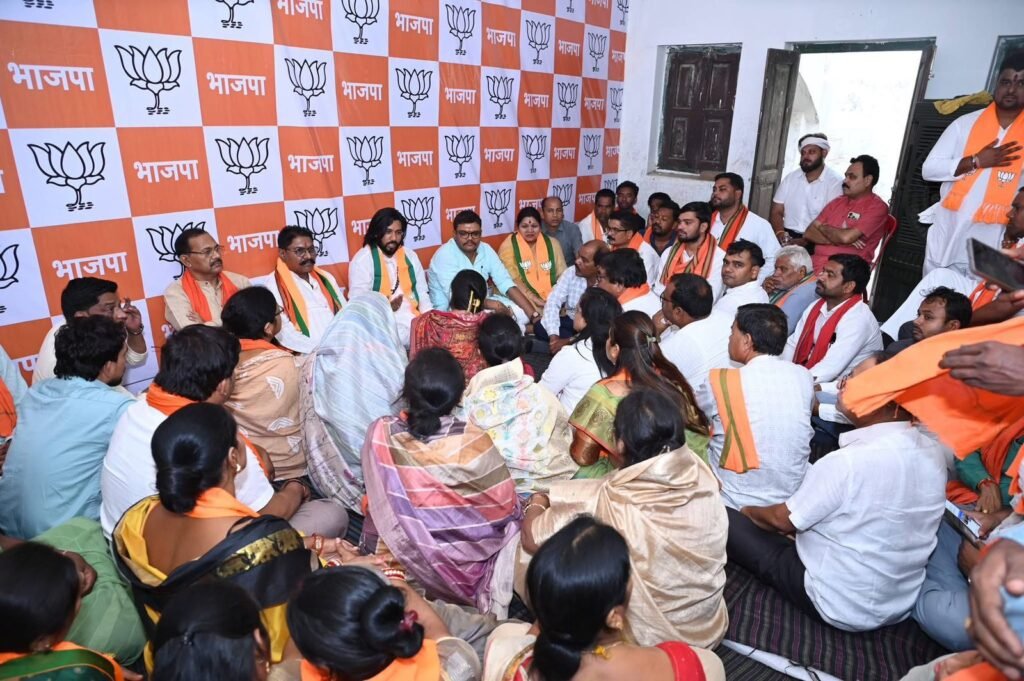 पहली बार होने जा रहे बम्हनीनडीह नगर पंचायत चुनाव के लिए भाजपा ने झोंकी अपनी पूरी ताकत.प्रभारी मंत्री और सांसद पहुंचे प्रत्याशियों के पक्ष में प्रचार करने. सांसद कमलेश जांगड़े ने कहा- ट्रिपल इंजन की सरकार बनने से तेजी से होगा शहर का विकास. नगर पंचायत अध्यक्ष एवं पार्षदों के लिए हो रहा चुनाव पहली बार होने जा रहे बम्हनीनडीह नगर पंचायत चुनाव के लिए भाजपा ने झोंकी अपनी पूरी ताकत.प्रभारी मंत्री और सांसद पहुंचे प्रत्याशियों के पक्ष में प्रचार करने. सांसद कमलेश जांगड़े ने कहा- ट्रिपल इंजन की सरकार बनने से तेजी से होगा शहर का विकास. नगर पंचायत अध्यक्ष एवं पार्षदों के लिए हो रहा चुनाव kshititech