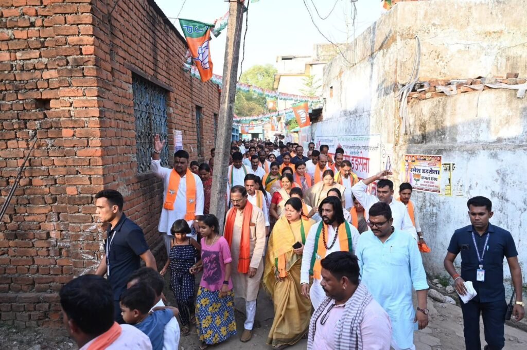 पहली बार होने जा रहे बम्हनीनडीह नगर पंचायत चुनाव के लिए भाजपा ने झोंकी अपनी पूरी ताकत.प्रभारी मंत्री और सांसद पहुंचे प्रत्याशियों के पक्ष में प्रचार करने. सांसद कमलेश जांगड़े ने कहा- ट्रिपल इंजन की सरकार बनने से तेजी से होगा शहर का विकास. नगर पंचायत अध्यक्ष एवं पार्षदों के लिए हो रहा चुनाव पहली बार होने जा रहे बम्हनीनडीह नगर पंचायत चुनाव के लिए भाजपा ने झोंकी अपनी पूरी ताकत.प्रभारी मंत्री और सांसद पहुंचे प्रत्याशियों के पक्ष में प्रचार करने. सांसद कमलेश जांगड़े ने कहा- ट्रिपल इंजन की सरकार बनने से तेजी से होगा शहर का विकास. नगर पंचायत अध्यक्ष एवं पार्षदों के लिए हो रहा चुनाव kshititech