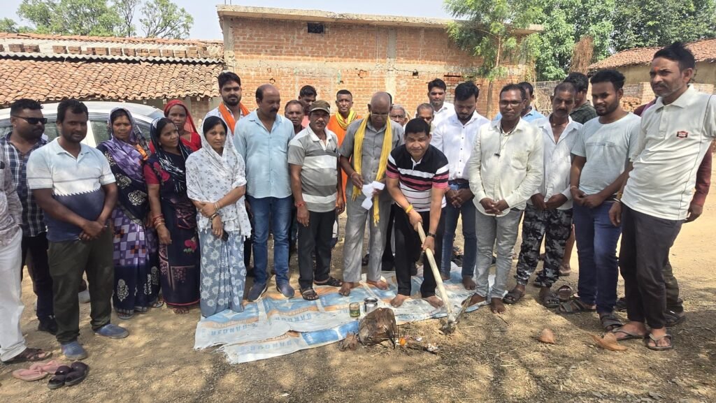 पूर्व विधायक के गांव में होगा गौरव पथ सड़क का पक्का निर्माण- करीब 24 लाख की लागत से बनने वाली सड़क का भूमि पूजन किया डॉक्टर खिलावन साहू ने. विधायक रहते हुए नगरदा गांव को एक बड़ी पहचान दिलाई खिलावन ने. सरकारी महाविद्यालय. पुलिस थाना. उप तहसील सहित अनेकों सौगात मिली थी नगरदा को. बाराद्वार से नगरदा को जोड़ने वाले करीब 25 करोड़ की सड़क भी बनवाने का भी श्रेय जाता है पूर्व विधायक जी को kshititech