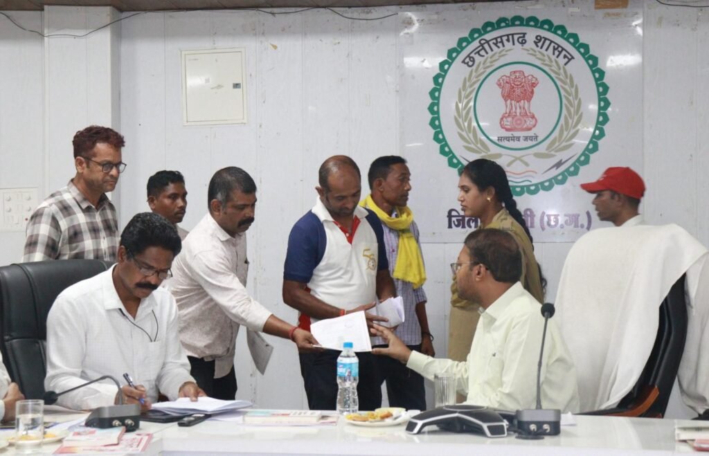 शक्ति के कलेक्टर ने अवैध खाद का भंडारण करने वाले दुकानदारों के खिलाफ सख्ती से कार्रवाई करने के लिए निर्देश. समय सीमा की बैठक को संबोधित कर रहे थे तोपनों साहब. जन समाधान शिविर के आवेदनों की भी करी समीक्षा. आम नागरिकों की सुनी जन दर्शन में समस्याएं. कलेक्टर साहब ने कहा- 10 जून तक फील्ड में तटस्थ रहे अधिकारी कर्मचारी शक्ति के कलेक्टर ने अवैध खाद का भंडारण करने वाले दुकानदारों के खिलाफ सख्ती से कार्रवाई करने के लिए निर्देश. समय सीमा की बैठक को संबोधित कर रहे थे तोपनों साहब. जन समाधान शिविर के आवेदनों की भी करी समीक्षा. आम नागरिकों की सुनी जन दर्शन में समस्याएं. कलेक्टर साहब ने कहा- 10 जून तक फील्ड में तटस्थ रहे अधिकारी कर्मचारी kshititech