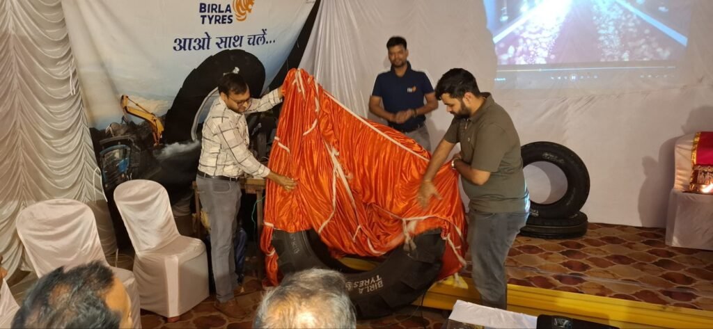 बिरला टायर बना किसानों की पहली पसंद शक्ति जिला मुख्यालय में 26 मई को आयोजित बिरला टायर के सम्मेलन में पहुंचे सैकड़ो कृषक. एस एन टायर ने किया था आयोजन. किसानों ने कहा- बिरला टायर सालों साल तक चलने वाला भरोसे का है उनका साथी. कंपनी के नए टायरों की भी हुई लॉन्चिंग. 35 सालों से बिरला टायर दुनिया के अनेकों देशो में है लोगों की पसंद बिरला टायर बना किसानों की पहली पसंद शक्ति जिला मुख्यालय में 26 मई को आयोजित बिरला टायर के सम्मेलन में पहुंचे सैकड़ो कृषक. एस एन टायर ने किया था आयोजन. किसानों ने कहा- बिरला टायर सालों साल तक चलने वाला भरोसे का है उनका साथी. कंपनी के नए टायरों की भी हुई लॉन्चिंग. 35 सालों से बिरला टायर दुनिया के अनेकों देशो में है लोगों की पसंद kshititech