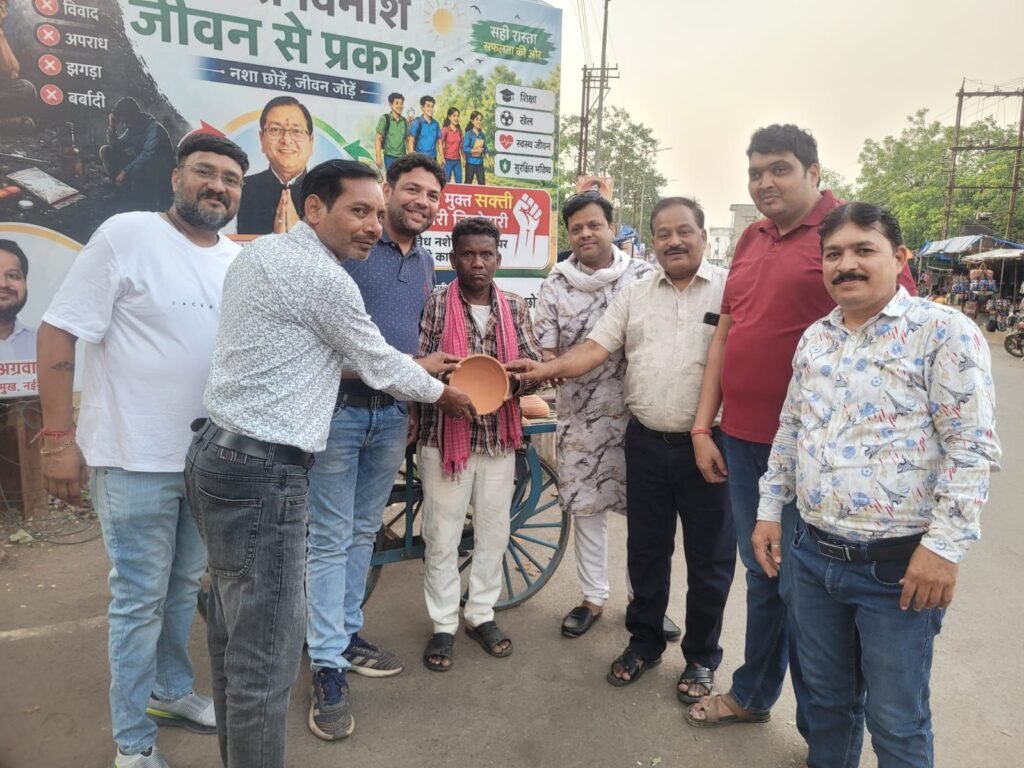 हमारी धरोहर पक्षियों को जीवन देने सराहनीय प्रयास -शक्ति के अग्रवाल युवा मंडल ने बांटे मिट्टी के सीकोरे-पक्षियों को गर्मी में पानी पिलाने का एक अहम अभियान हमारी धरोहर पक्षियों को जीवन देने सराहनीय प्रयास -शक्ति के अग्रवाल युवा मंडल ने बांटे मिट्टी के सीकोरे-पक्षियों को गर्मी में पानी पिलाने का एक अहम अभियान kshititech