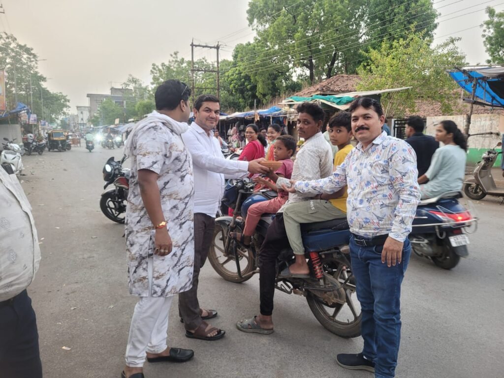 हमारी धरोहर पक्षियों को जीवन देने सराहनीय प्रयास -शक्ति के अग्रवाल युवा मंडल ने बांटे मिट्टी के सीकोरे-पक्षियों को गर्मी में पानी पिलाने का एक अहम अभियान हमारी धरोहर पक्षियों को जीवन देने सराहनीय प्रयास -शक्ति के अग्रवाल युवा मंडल ने बांटे मिट्टी के सीकोरे-पक्षियों को गर्मी में पानी पिलाने का एक अहम अभियान kshititech