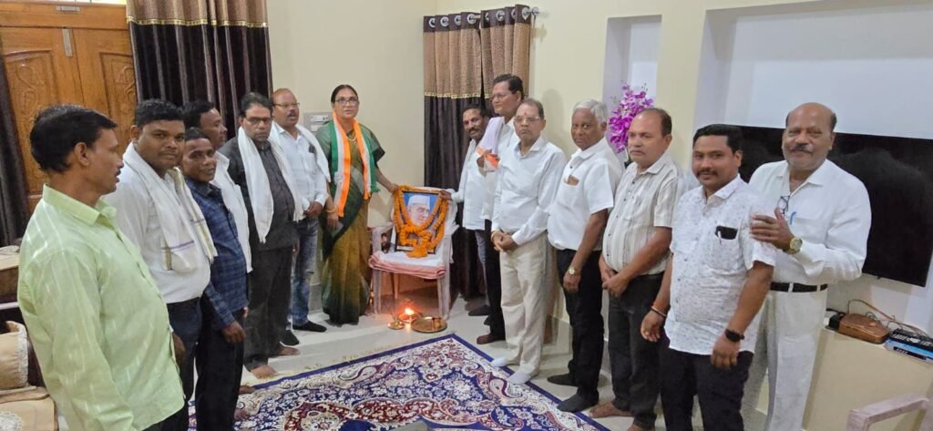 पूर्व प्रधानमंत्री नेहरू जी की पुण्यतिथि पर जिला कांग्रेस कमेटी शक्ति ने दी श्रद्धांजलि जिला अध्यक्ष रश्मि गबेल के नेतृत्व में हुआ श्रद्धांजलि सभा का आयोजन. रश्मि ने कहा- आधुनिक भारत की परिकल्पना को मूर्तरूप देने वाले थे नेहरू जी kshititech