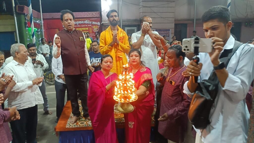 हनुमान जी की आस्था में डूबे महिला सदस्य-हनुमान जी की महा आरती में शामिल हुए अखिल भारतीय मारवाड़ी महिला समिति के सदस्य. मंदिर परिसर में प्रसाद का भी किया महिला सदस्यों ने वितरण. सिद्ध श्री हनुमान मंदिर में आयोजित था कार्यक्रम kshititech