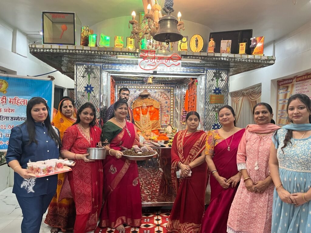 हनुमान जी की आस्था में डूबे महिला सदस्य-हनुमान जी की महा आरती में शामिल हुए अखिल भारतीय मारवाड़ी महिला समिति के सदस्य. मंदिर परिसर में प्रसाद का भी किया महिला सदस्यों ने वितरण. सिद्ध श्री हनुमान मंदिर में आयोजित था कार्यक्रम kshititech