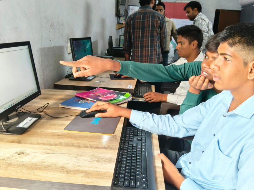 डिजिटल तकनीक का ज्ञान मिलेगा ग्रामीण विद्यार्थियों को-वेदांता पावर सक्ती थर्मल प्लांट संचालित निःशुल्क कंप्यूटर सेंटर से 60 विद्यार्थियों को मिल रहा लाभ- तीन ग्राम पंचायतों के विद्यार्थियों ने कराया कंप्यूटर प्रशिक्षण केंद्र में पंजीयन, पहल से माता-पिता उत्साहित kshititech