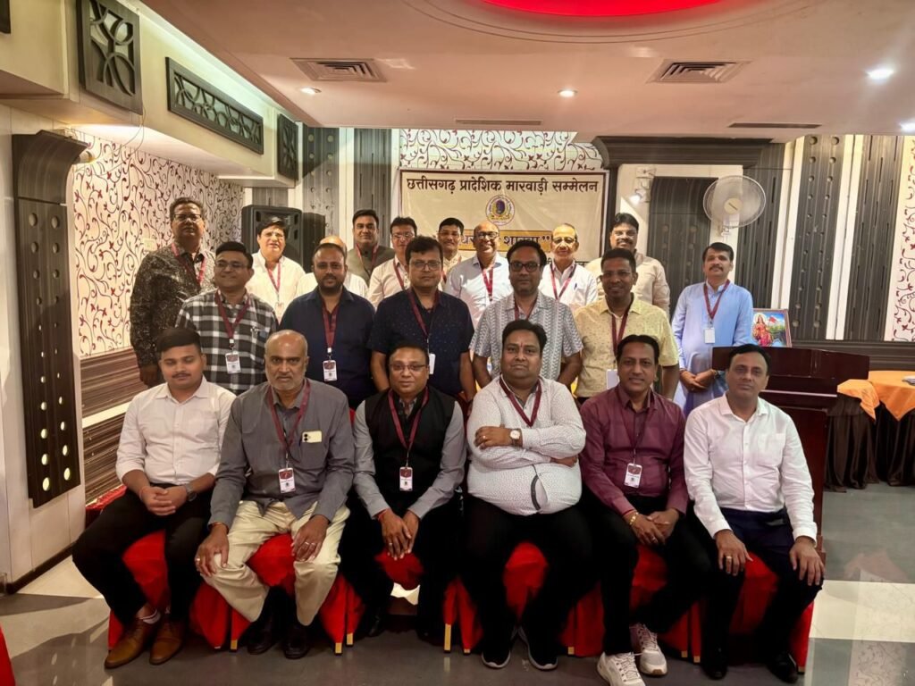 80 साल पुराने अखिल भारतवर्षीय मारवाड़ी सम्मेलन की धरोहर शाखा रायपुर का हुआ नवीन गठन.अध्यक्ष बनाए गए कैलाश छापड़िया तो वहीं सचिव की जिम्मेदारी संभालेगे नितेश अग्रवाल. नितेश ने कहा-संस्था की स्थापना के अनुरूप किए जाएंगे रचनात्मक कार्य. नए पदाधिकारियो को दिलाई गई शपथ kshititech