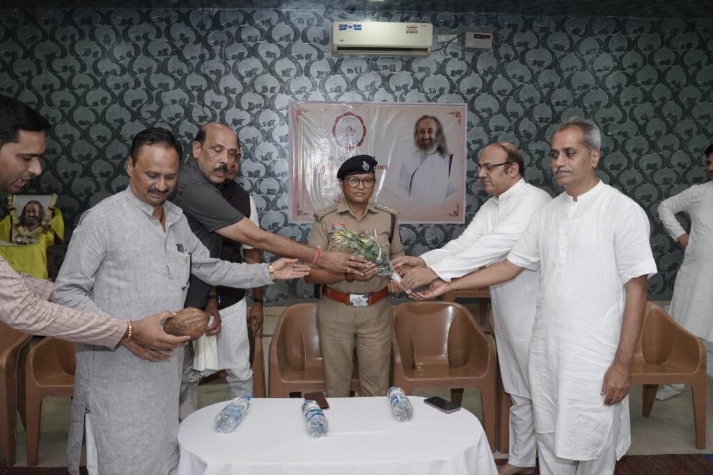 आर्ट ऑफ लिविंग परिवार नैला जांजगीर ने किया उत्कृष्ट कार्य करने वाली विभूतियों का सम्मान. आर्ट ऑफ़ लिविंग परिवार के बेंगलुरू स्थित मुख्यालय से हुआ था विभूतियों का चयन kshititech