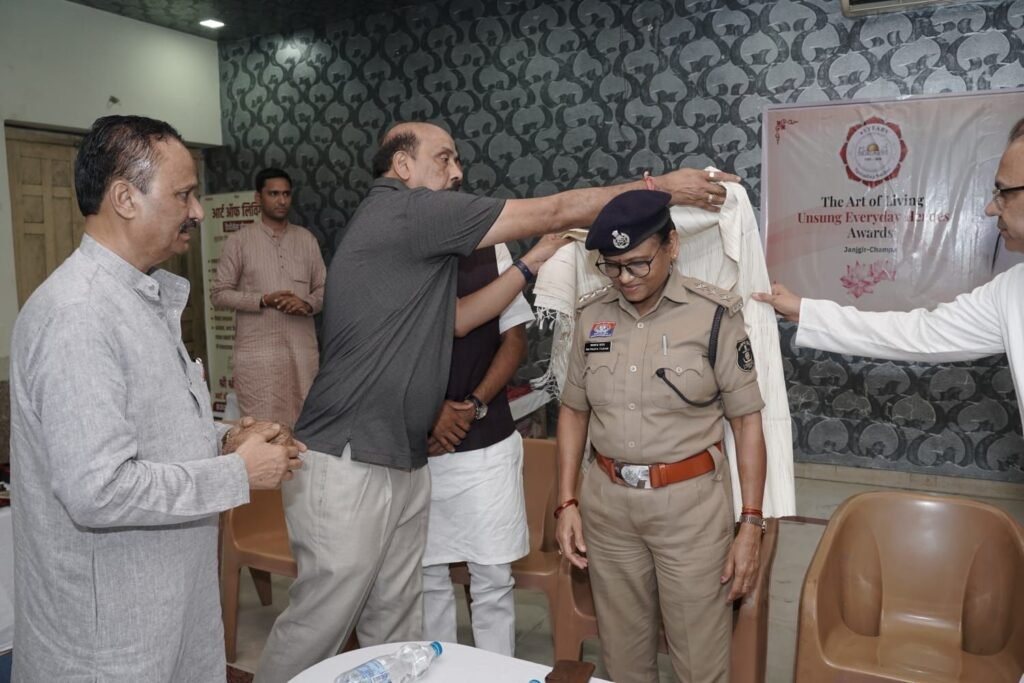 आर्ट ऑफ लिविंग परिवार नैला जांजगीर ने किया उत्कृष्ट कार्य करने वाली विभूतियों का सम्मान. आर्ट ऑफ़ लिविंग परिवार के बेंगलुरू स्थित मुख्यालय से हुआ था विभूतियों का चयन kshititech