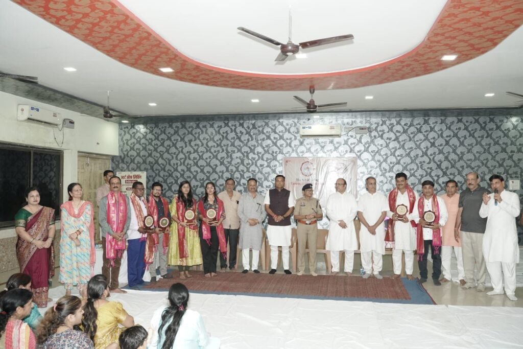 आर्ट ऑफ लिविंग परिवार नैला जांजगीर ने किया उत्कृष्ट कार्य करने वाली विभूतियों का सम्मान. आर्ट ऑफ़ लिविंग परिवार के बेंगलुरू स्थित मुख्यालय से हुआ था विभूतियों का चयन kshititech