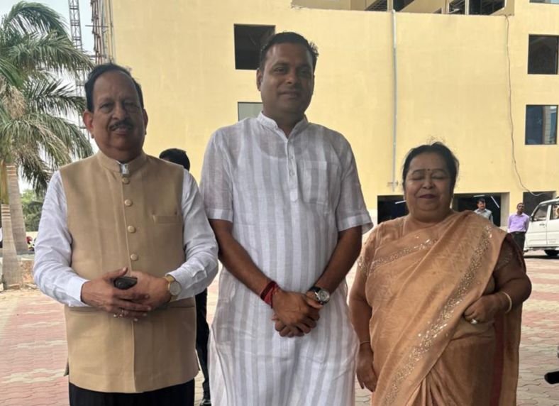 दो अंतरराष्ट्रीय अध्यक्षों की हुई एक साथ मुलाकात- वर्धमान चुनाव प्रचार में पहुंचे अंतरराष्ट्रीय युवा अग्रवाल सम्मेलन के अध्यक्ष अमर सुल्तानिया से अंतरराष्ट्रीय अध्यक्ष राजकुमार मित्तल की हुई मुलाकात.राजनैतिक- सामाजिक विषयों पर हुई लंबी चर्चा अमर ने कहा- बंगाल की जनता अलविदा कह चुकी है ममता सरकार को. अमर का सामाजिक नेटवर्क भी बंगाल में दिखाएगा कमाल kshititech