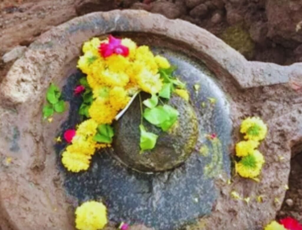 1 मई को महाकाल मंदिर उज्जैन के बगल में खुदाई में 2100 साल पुराना शिवलिंग मिला. ब्राह्मी लिपि के संकेत kshititech