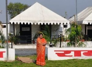 घर वापसी प्रमुख अंजू गबेल ने लिया परम पूज्य रामभद्राचार्य जी से आशीर्वाद. तेंदुआ शिवरीनारायण में चल रहे राम कथा में पहुंची हुई है अंजू. राम मिलेंगे आश्रम में चल रहा है कार्यक्रम. राघव सेवा समिति के प्रमुख डॉ अशोक हरिवंश के मार्गदर्शन में चल रहा है कार्यक्रम kshititech