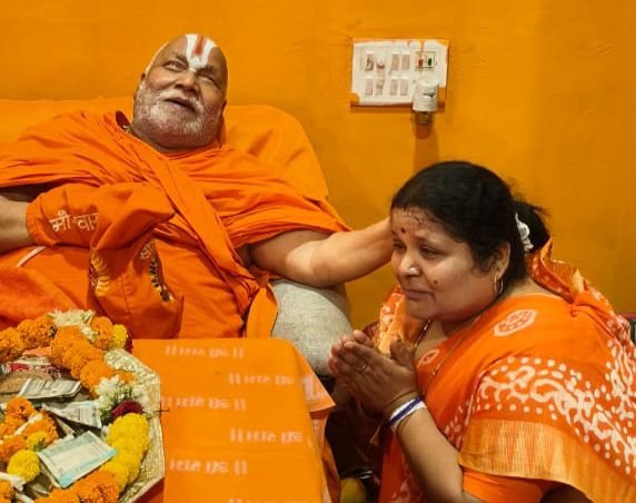 घर वापसी प्रमुख अंजू गबेल ने लिया परम पूज्य रामभद्राचार्य जी से आशीर्वाद. तेंदुआ शिवरीनारायण में चल रहे राम कथा में पहुंची हुई है अंजू. राम मिलेंगे आश्रम में चल रहा है कार्यक्रम. राघव सेवा समिति के प्रमुख डॉ अशोक हरिवंश के मार्गदर्शन में चल रहा है कार्यक्रम kshititech