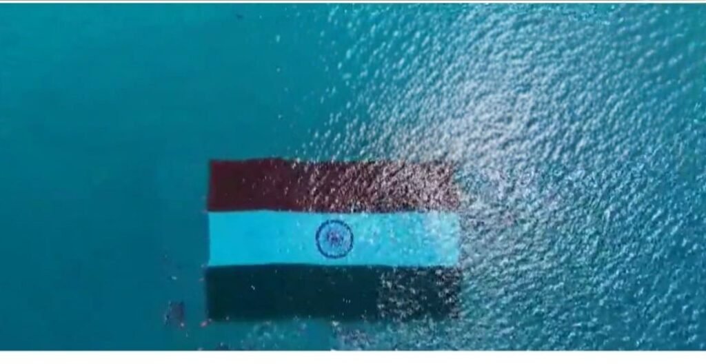 भारत के 223 गोताखोरों ने तो कमाल कर दिया-लहरों के बीच,तिरंगे की शान. दुनिया का सबसे बड़ा राष्ट्रीय ध्वज बना विश्व रिकॉर्ड. 60 बाई 40 नीटर का है तिरंगा kshititech