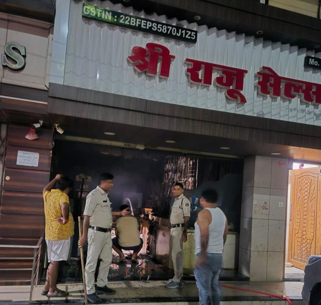 शक्ति के राजू सेल्स में लगी भीषण आग-पुलिस आरक्षकों ने गश्त के दौरान दुकान मालिक को दी सूचना आग़ पर पाया गया काबू. नगर पालिका अध्यक्ष श्याम सुंदर अग्रवाल सूचना पाकर रात को ही पहुंचे घटना स्थल पर kshititech