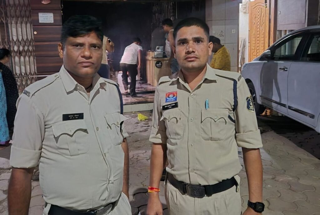 शक्ति के राजू सेल्स में लगी भीषण आग-पुलिस आरक्षकों ने गश्त के दौरान दुकान मालिक को दी सूचना आग़ पर पाया गया काबू. नगर पालिका अध्यक्ष श्याम सुंदर अग्रवाल सूचना पाकर रात को ही पहुंचे घटना स्थल पर kshititech