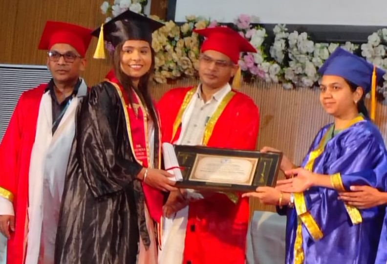 शक्ति के शासकीय अभिभाषक मनोज सिसोदिया की बिटिया सौम्या सिंह बनी डॉक्टर.स्वर्गीय लखीराम मेडिकल कॉलेज रायगढ़ में आयोजित दीक्षांत समारोह में मिली एमबीबीएस की डिग्री kshititech