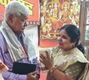 अंजू गबेल ने करी विश्व हिंदू परिषद के अंतरराष्ट्रीय अध्यक्ष आलोक जी से मुलाकात. छत्तीसगढ़ प्रदेश के विभिन्न विषयों पर करी लंबी चर्चा. आलोक जी का शाल श्रीफल से सम्मान भी किया अंजू ने kshititech