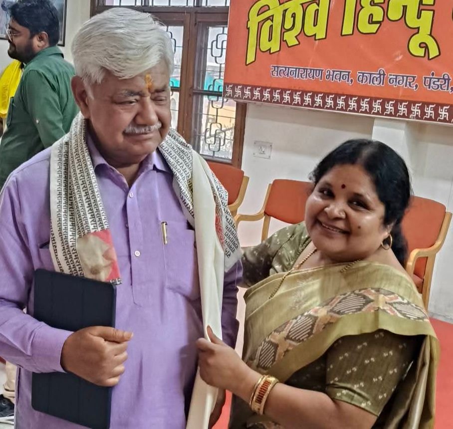 अंजू गबेल ने करी विश्व हिंदू परिषद के अंतरराष्ट्रीय अध्यक्ष आलोक जी से मुलाकात. छत्तीसगढ़ प्रदेश के विभिन्न विषयों पर करी लंबी चर्चा. आलोक जी का शाल श्रीफल से सम्मान भी किया अंजू ने kshititech