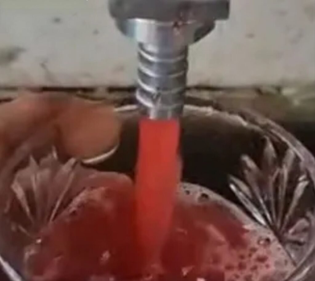 सरकारी नलों से एकाएक लाल पानी निकलता देख हैरान हुए नागरिक kshititech