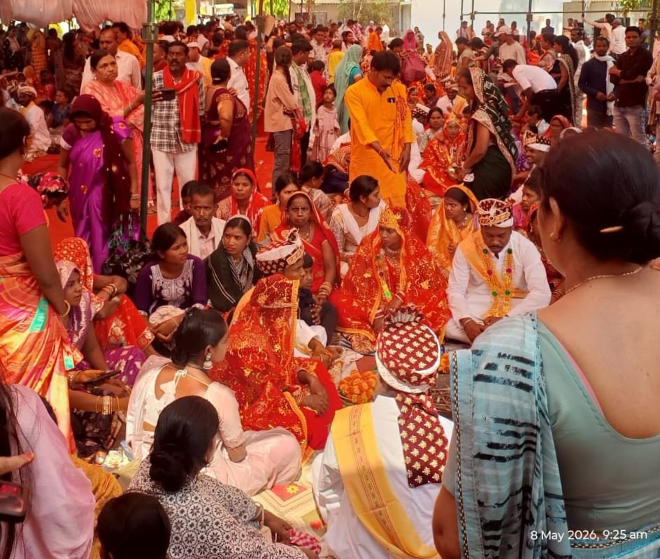 70 जोड़ों को 36000 रुपए की सहायता राशि एवं उपहार सामग्री दी जिला प्रशासन ने. 8 मई को डभरा में हुआ 70 जोड़ों का सामूहिक विवाह. महिला बाल विकास विभाग ने किया था आयोजन. जिले के कलेक्टर. एसपी एवं जिला पंचायत सीईओ ने नवयुग़ल दंपतियों को दिया आशीर्वाद. सरपंच संघ अध्यक्ष संतोष अग्रवाल ने दी सभी विवाहित जोड़ों को बर्तन सामग्री 70 जोड़ों को 36000 रुपए की सहायता राशि एवं उपहार सामग्री दी जिला प्रशासन ने. 8 मई को डभरा में हुआ 70 जोड़ों का सामूहिक विवाह. महिला बाल विकास विभाग ने किया था आयोजन. जिले के कलेक्टर. एसपी एवं जिला पंचायत सीईओ ने नवयुग़ल दंपतियों को दिया आशीर्वाद. सरपंच संघ अध्यक्ष संतोष अग्रवाल ने दी सभी विवाहित जोड़ों को बर्तन सामग्री kshititech